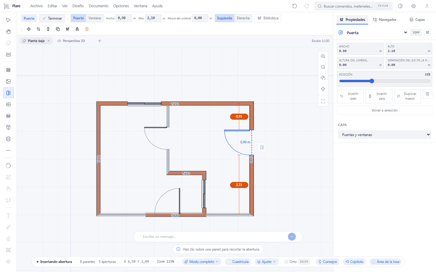 Un solo clic recorta la puerta de 0,90 m en el vano de la pared, y la puerta queda seleccionada, lista para ajustar la bisagra y la configuración.